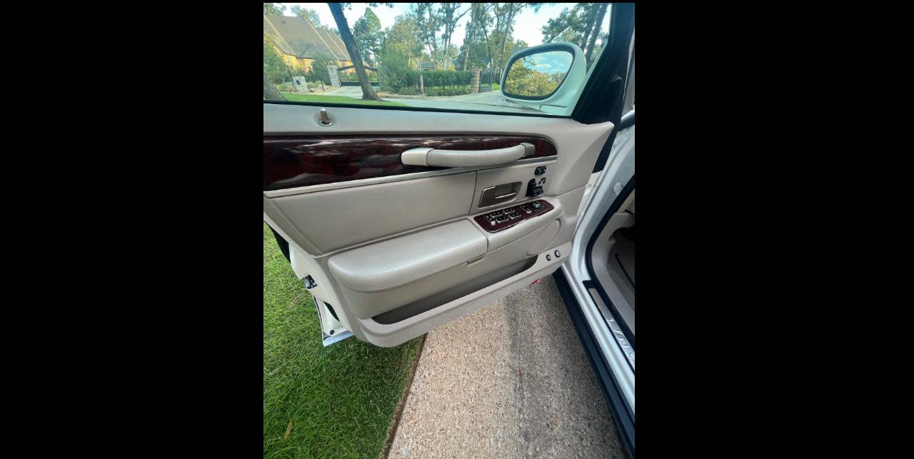 Used 2006 Lincoln Town Car Signature Limited RWD image 20