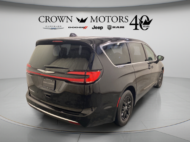 Used 2025 Chrysler Pacifica Select FWD image 14