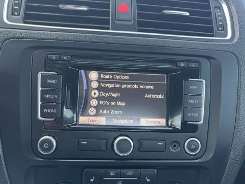 Used 2011 Volkswagen Jetta SEL image 46