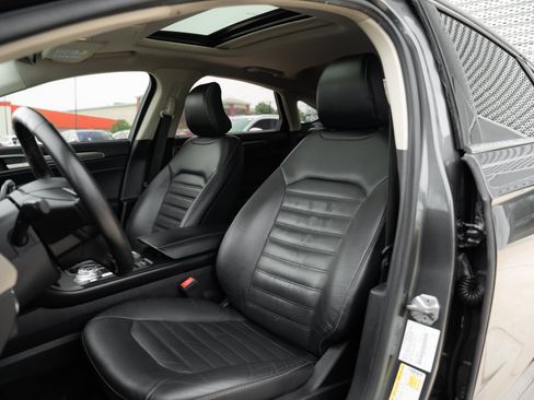 Used 2017 Ford Fusion SE w/ Equipment Group 602A FWD image 19