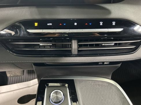 Certified 2025 Buick Enclave Sport Touring w/ Power Package AWD/4WD image 17