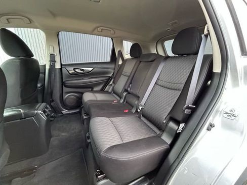 Used 2020 Nissan Rogue SV image 34