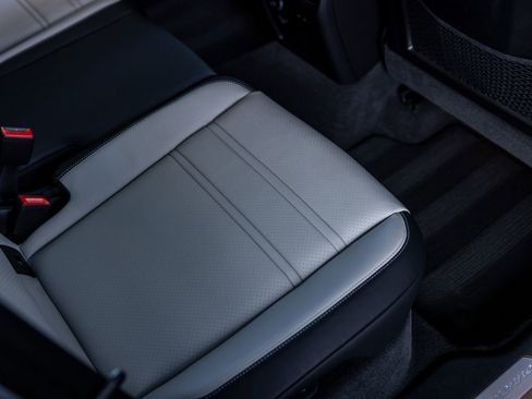 Certified 2025 Porsche Cayenne AWD/4WD image 39