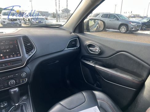 Used 2019 Jeep Cherokee Trailhawk w/ Cold Weather Group AWD/4WD image 15