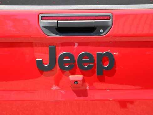 Used 2024 Jeep Gladiator Sport AWD/4WD image 5