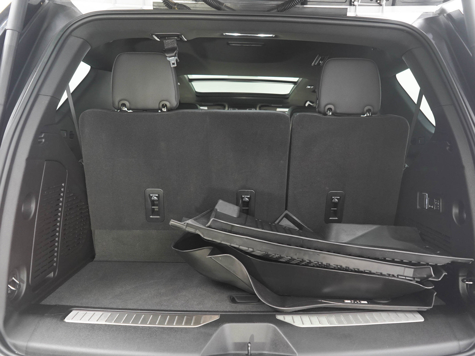 Used 2025 GMC Yukon Denali w/ Sun & Power Step Package AWD/4WD image 9