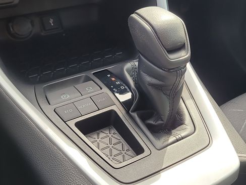 Used 2020 Toyota RAV4 XLE image 27