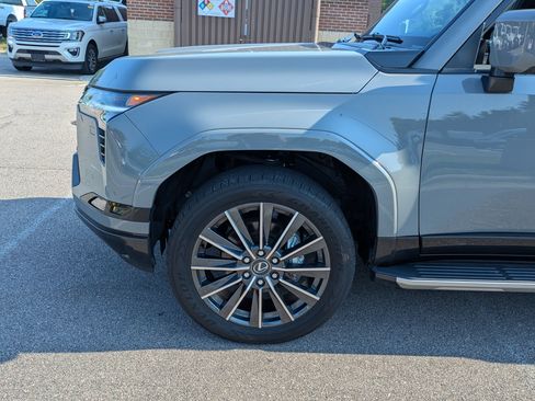 Used 2024 Lexus GX 550 w/ Accessory Package (Z1) AWD/4WD image 11