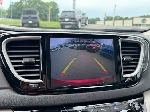 Used 2024 Chrysler Pacifica Touring-L FWD image 24