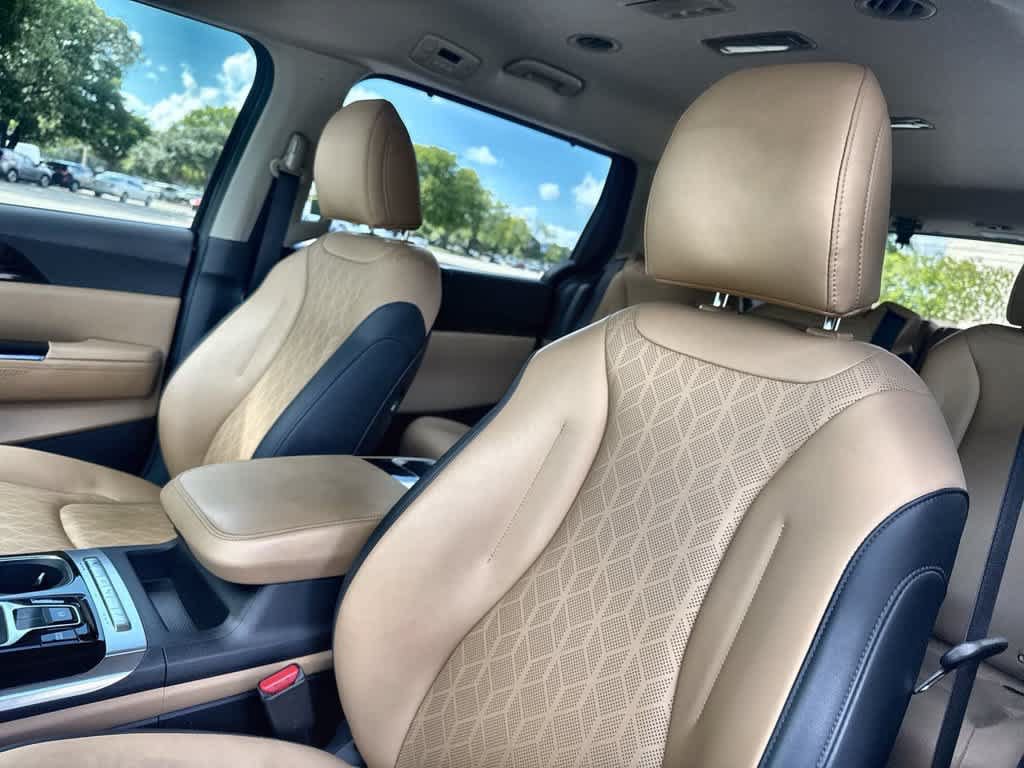 Used 2024 Kia Carnival EX FWD image 14