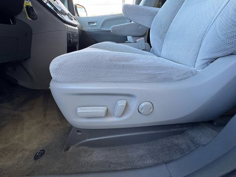Used 2016 Toyota Sienna LE image 17
