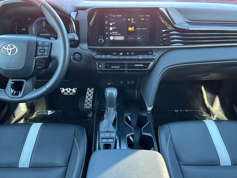 Used 2025 Toyota Camry SE image 12