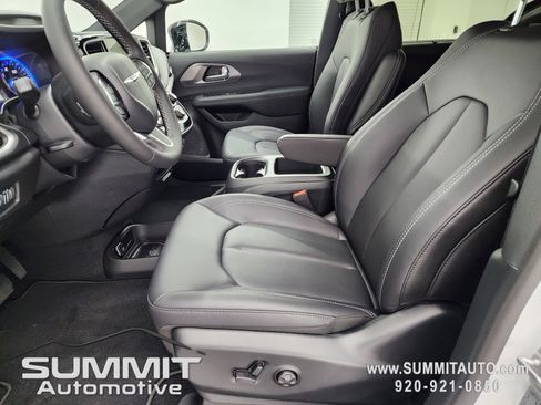 New 2026 Chrysler Pacifica Select image 8
