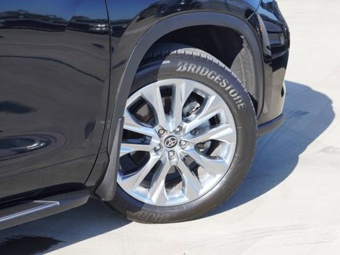 Used 2021 Toyota Highlander Limited FWD image 9