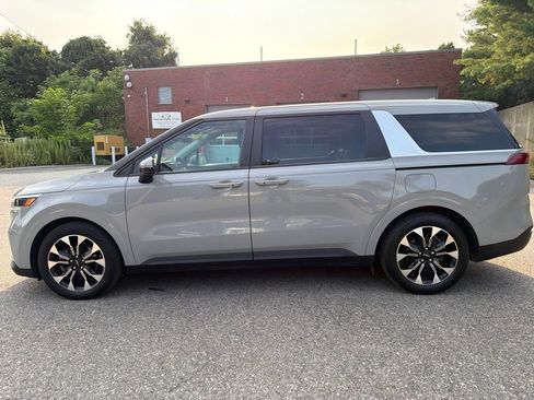 Certified 2024 Kia Carnival EX FWD image 3
