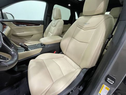 Used 2018 Cadillac XT5 Luxury w/ Driver Awareness Package image 15