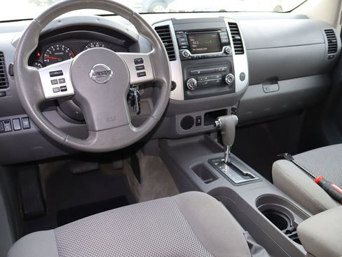 Used 2017 Nissan Frontier SV image 4