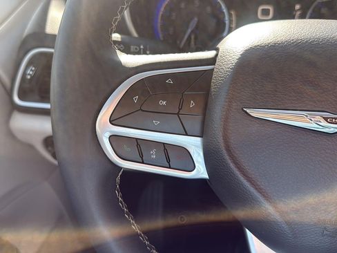 Used 2023 Chrysler Pacifica Touring-L FWD image 21