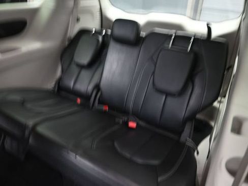 Used 2023 Chrysler Pacifica Touring-L FWD image 16