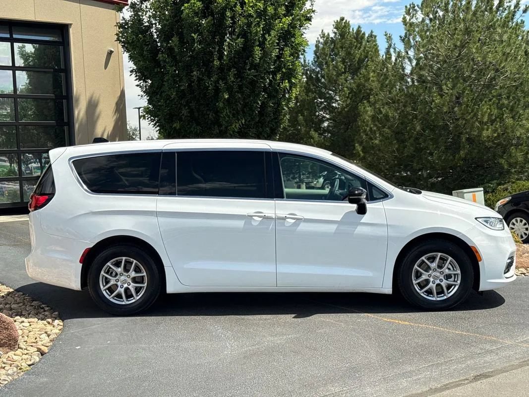 Used 2024 Chrysler Pacifica Touring-L FWD image 43