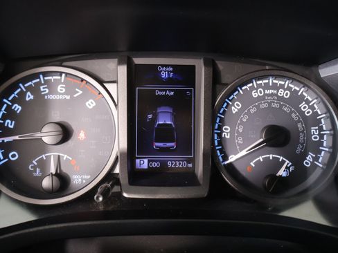 Used 2018 Toyota Tacoma TRD Off-Road w/ Technology Package AWD/4WD image 4