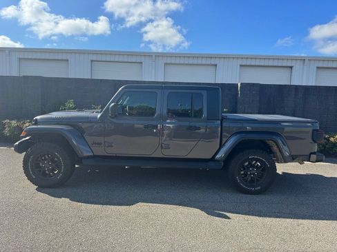 Used 2024 Jeep Gladiator Sport AWD/4WD image 4