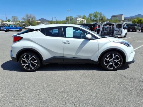 Used 2018 Toyota C-HR XLE FWD image 3