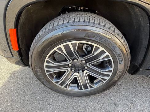 Used 2024 Jeep Wagoneer 4WD w/ Premium Group I image 12