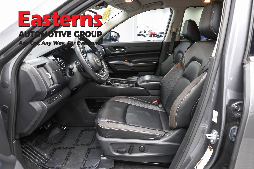 Used 2024 Nissan Pathfinder SL w/ Black Appearance Package AWD/4WD image 15
