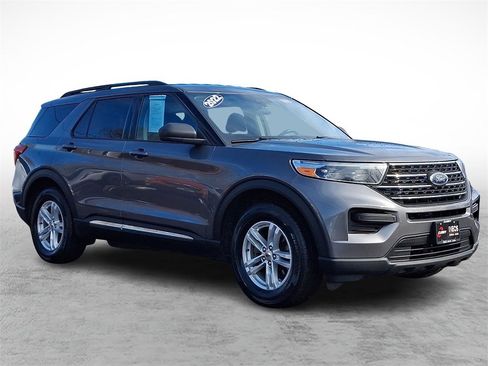 Used 2022 Ford Explorer XLT image 3
