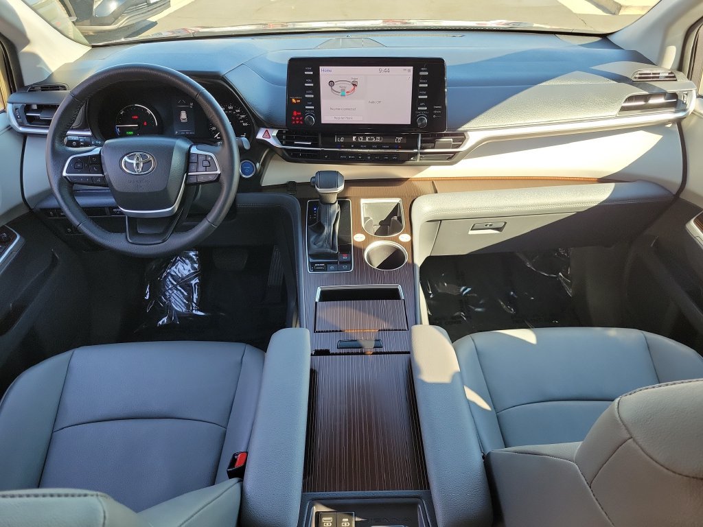 Used 2024 Toyota Sienna XLE FWD image 14