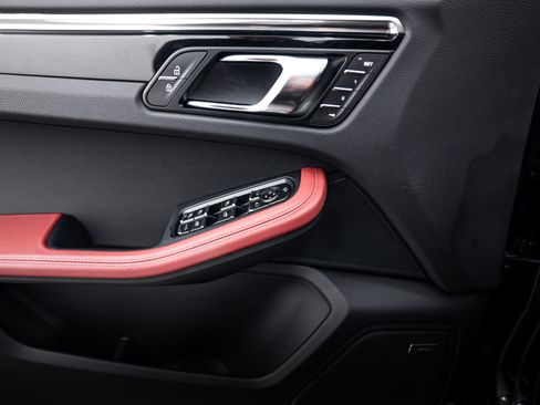Certified 2026 Porsche Macan AWD/4WD image 16