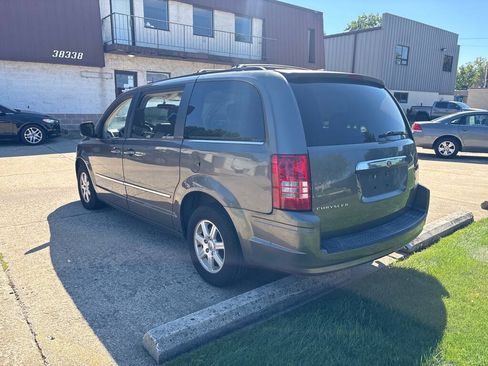 Used 2010 Chrysler Town & Country Touring FWD image 5