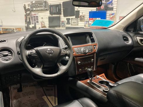 Used 2017 Nissan Pathfinder Platinum image 19