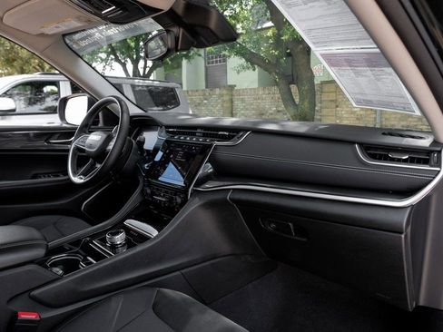 Used 2022 Jeep Grand Cherokee Laredo w/ Luxury Tech Group I image 24