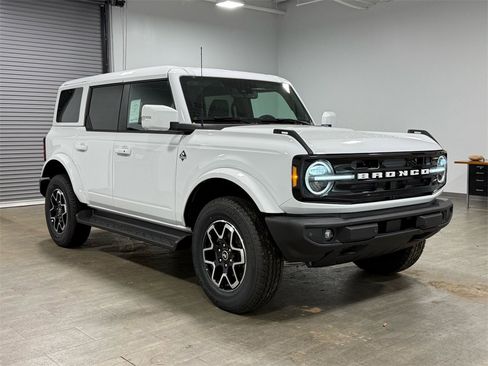 New 2025 Ford Bronco Outer Banks image 2