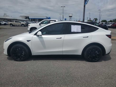 Used 2022 Tesla Model Y Long Range AWD/4WD image 2