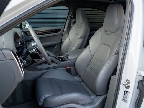 Certified 2023 Porsche Cayenne Coupe image 5