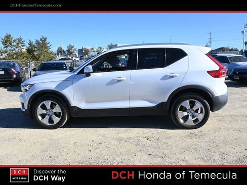 Used 2021 Volvo XC40 T4 Momentum FWD image 4