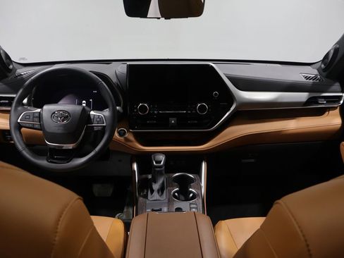 Used 2025 Toyota Highlander Platinum image 17