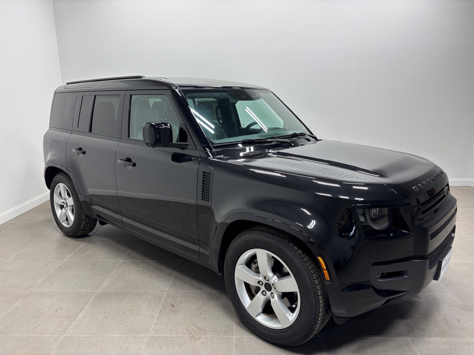 Used 2026 Land Rover Defender 110 X-Dynamic SE AWD/4WD image 5