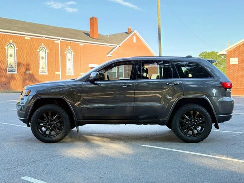 Used 2018 Jeep Grand Cherokee Altitude AWD/4WD image 3