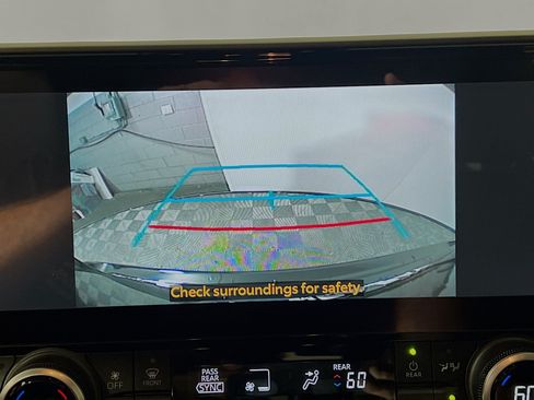 Used 2024 Toyota Highlander XLE FWD image 28