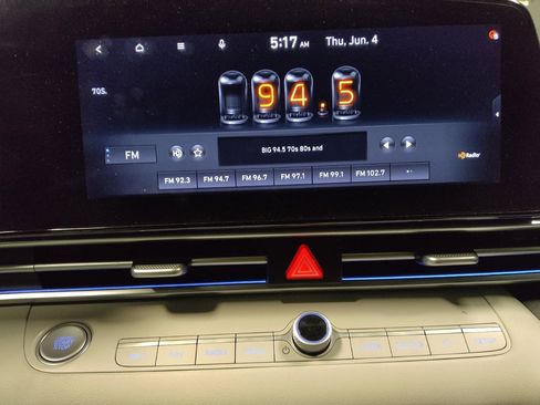 Used 2021 Hyundai Elantra Limited w/ Preferred Accessory Package FWD image 25