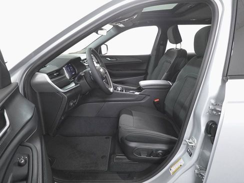 Used 2025 Jeep Grand Cherokee L Laredo w/ Luxury Tech Group I AWD/4WD image 14