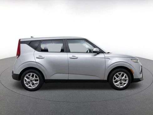 Used 2025 Kia Soul LX w/ LX Technology Package FWD image 10