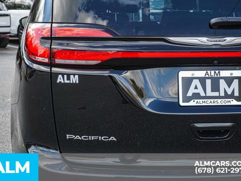 Used 2024 Chrysler Pacifica Touring-L FWD image 12