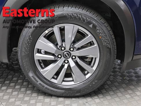 Used 2025 Nissan Pathfinder SV FWD image 32