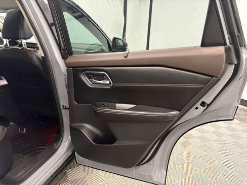 Used 2021 Nissan Rogue SL w/ Premium Package image 18