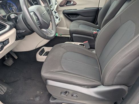 Used 2023 Chrysler Voyager LX FWD image 6